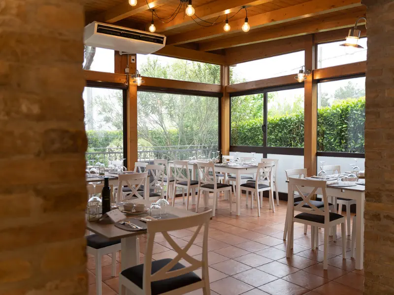 Sala interna de La Nuova Palomba con tavoli apparecchiati