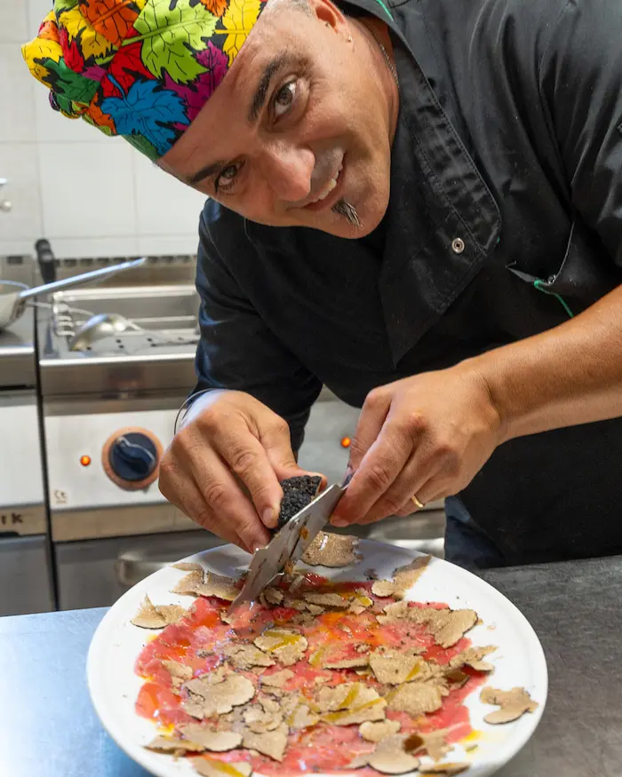 Marco, chef de La Nuova Palomba, al lavoro in cucina