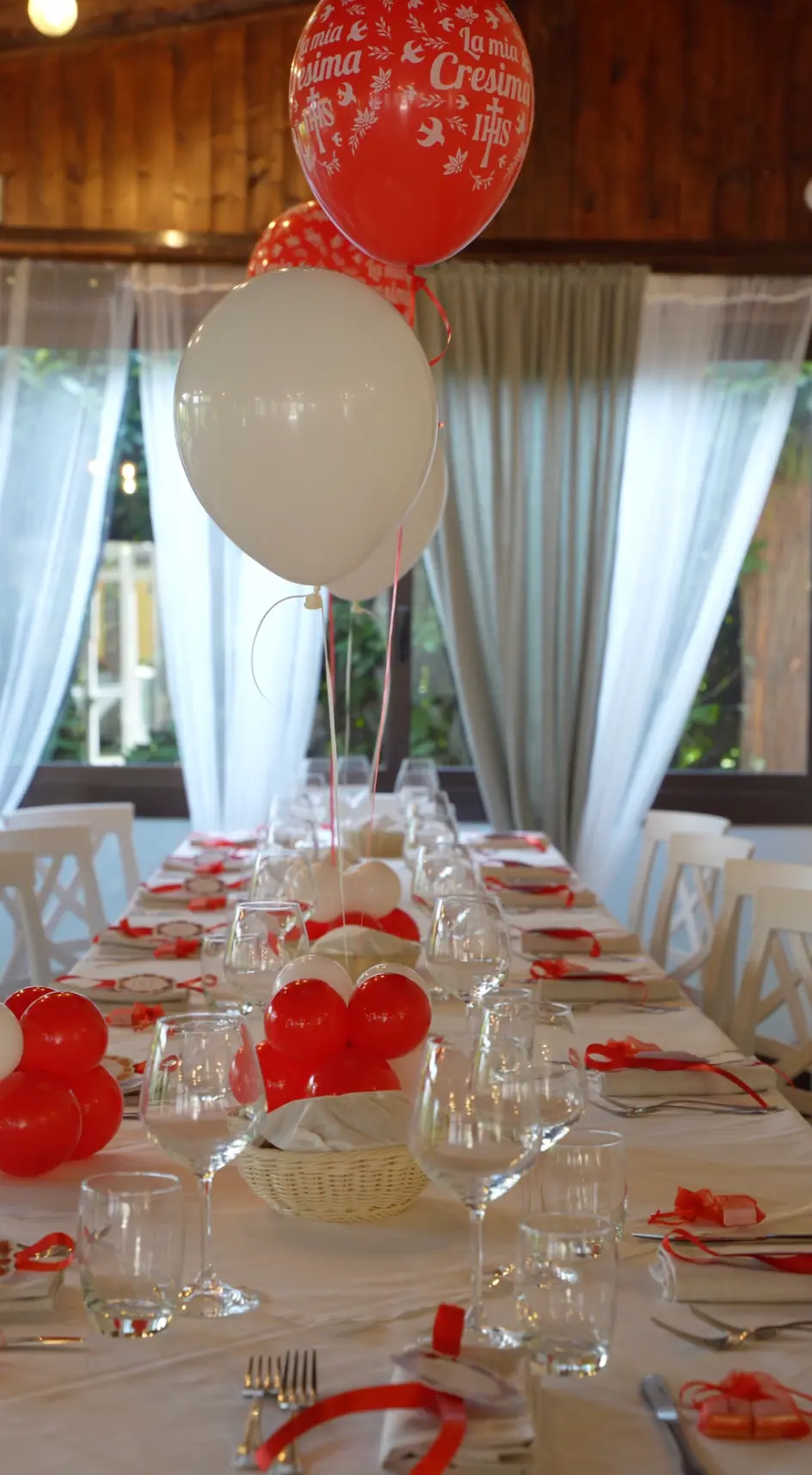 Sala allestita per una cerimonia con tavoli imbanditi